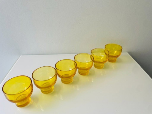 Set di 6 bicchieri gialli impilabili stile anni Settanta da 150 ml