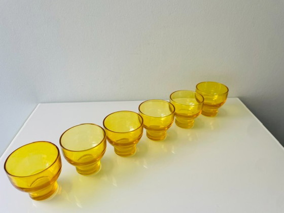 Image 1 of Set di 6 bicchieri gialli impilabili stile anni Settanta da 150 ml