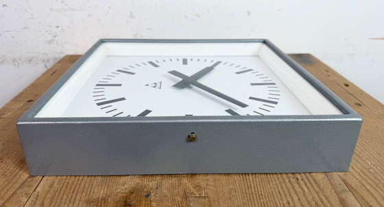 Image 1 of Grijze industriële vierkante wandklok van Pragotron, jaren 70.