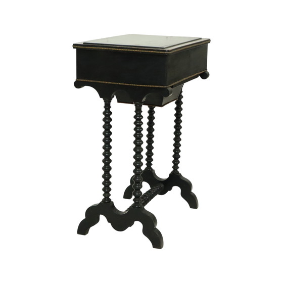 Image 1 of Table d'appoint antique laquée noire