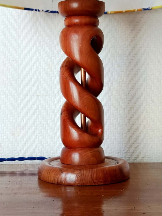 Gedrechselte Holzlampe mit Lampenschirm im Azulejo-Zitronenmuster – Tischlampen, Wood (photo 4 of 8)