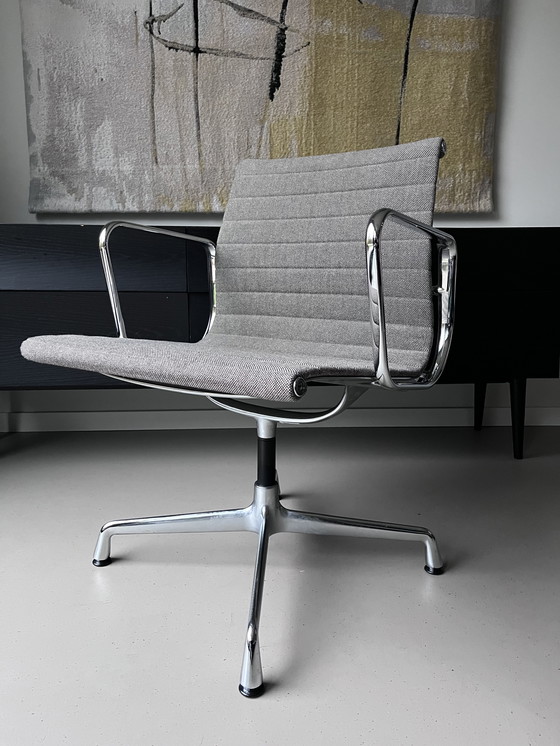 Image 1 of Vitra Eames EA108 – Lichtgrijze stof / Chroom (set van 4) – Zo goed als nieuw