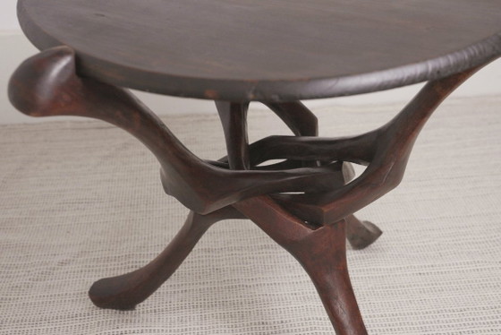 Image 1 of Vintage handgesneden ronde tafel van hardhout in Afrikaanse stijl, sculpturaal, inklapbaar bijzettafeltje