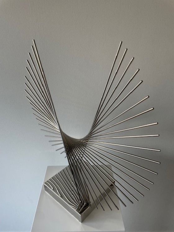 Image 1 of Scultura futuristica in filo di cromo: oggetto astratto modernista
