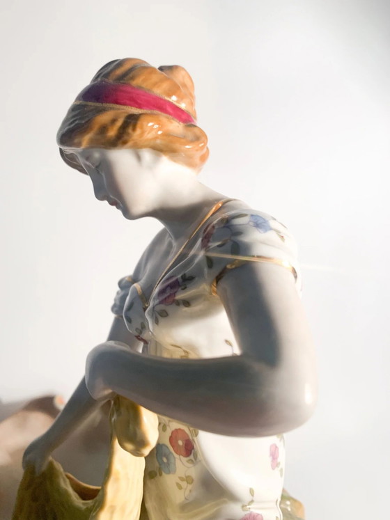 Sculptures en céramique française d'une dame avec des paniers, années 1940 (photo 13 of 14)