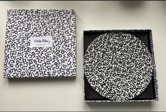 Image 1 of Keith Haring - Piatto da collezione in porcellana dipinta a mano nei colori bianco e nero (edizione limitata)
