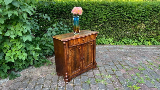 Image 1 of Elegante cómoda de nogal estilo Biedermeier | Mediados de siglo | Incluye envío por transporte de mercancías