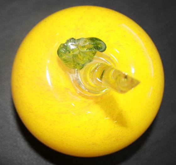 Decoratieve appelsculptuur, gesigneerd door Adam Jablonski. – Decoratieve objecten, Glass (photo 4 of 5)