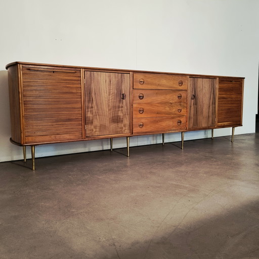 XX lang notenhout dressoir van William Watting voor Modernord, 1950s