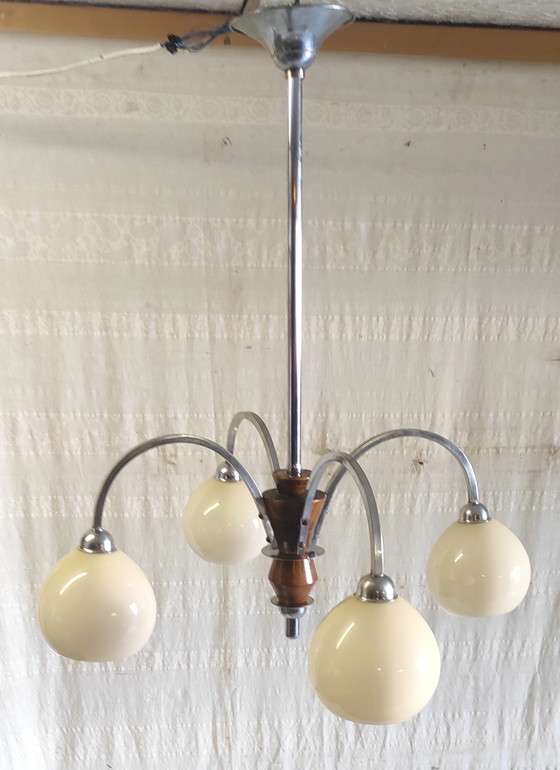 Image 1 of Art Deco kroonluchter met 4 lampen, uitgevoerd in verchroomd metaal met opalen bollen - jaren 1940/50