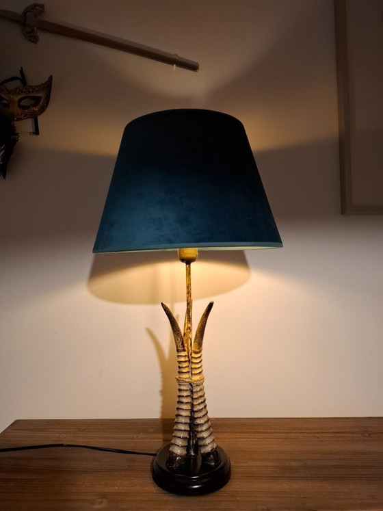 Image 1 of Lampada da tavolo rifinita a mano - Design esotico in corno con paralume in velluto color verde acqua