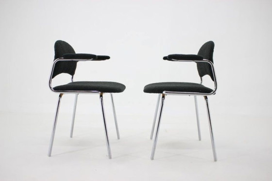 Image 1 of Een paar Tsjechische fauteuils uit de jaren 70, gemaakt van verchroomd buisvormig staal en bekleed met donkere bouclé-stof.