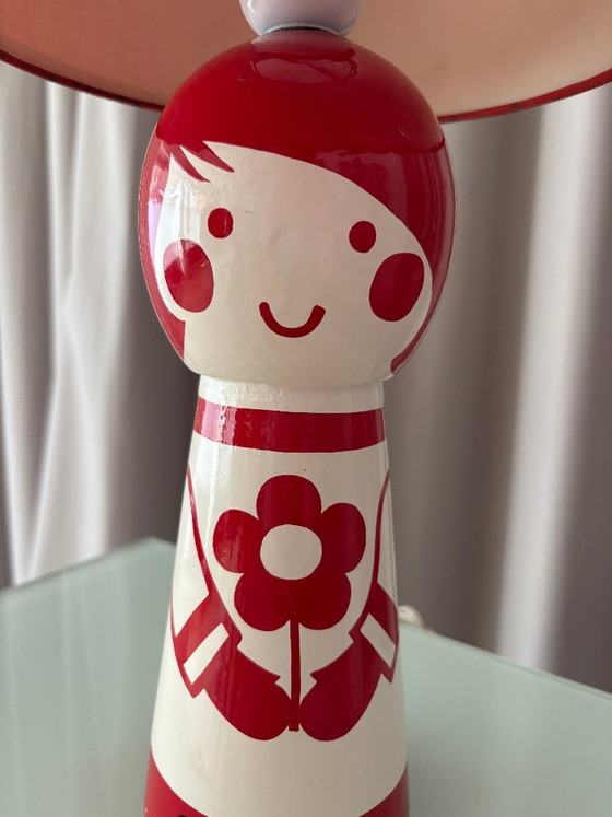 Tischlampe mit puppenförmigem Sockel, Rot und Weiß, Tischlampen, Holz, Stoff, Vintage (Foto 12 von 12)