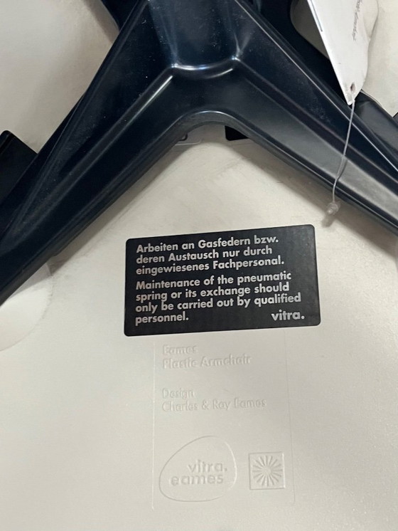 Image 1 of Sillón Vitra Eames con brazos de plástico PACC