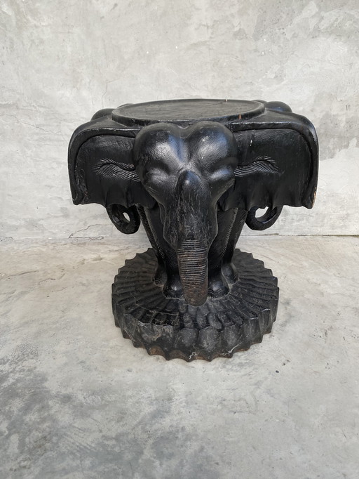 Heel oude hardhouten bijzettafel olifanten reliëf 