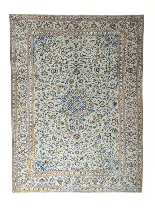 Alfombra oriental Keshan anudada a mano en color verde pistacho (405 x 303 cm)