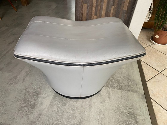 Image 1 of Mantis draaibare loungestoel met leren voetenbank van Gerard Van Den Berg, vintage jaren 70.