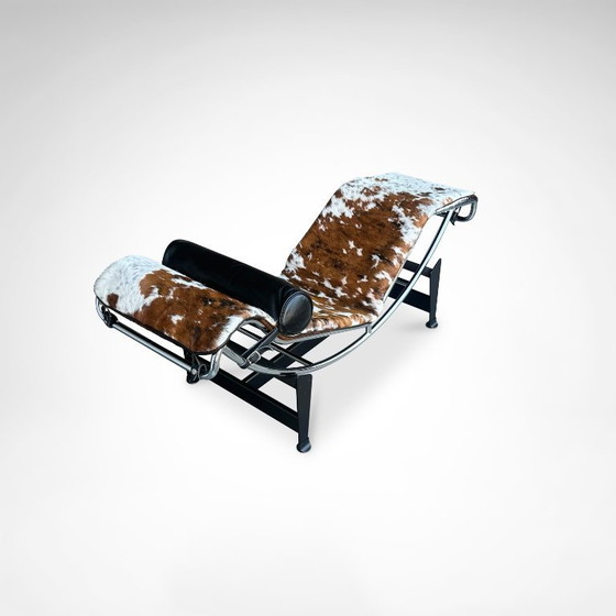 Image 1 of Chaise longue double LC4 en peau de poney, conçue par Le Corbusier pour Cassina dans les années 1990.