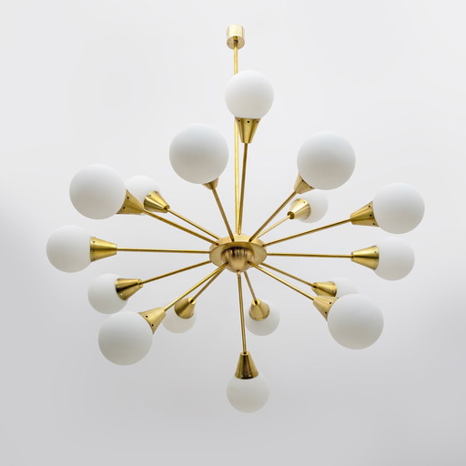 Lustre Spoutnik en laiton et verre opalin, Mid-Century Modern Italian Brass and Glass Large Sputnik Chandelier, 70s