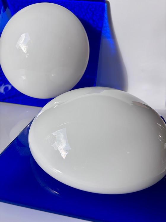 Image 1 of Paire de plafonniers en verre postmodernes, bleu cobalt et blanc opale – années 1980
