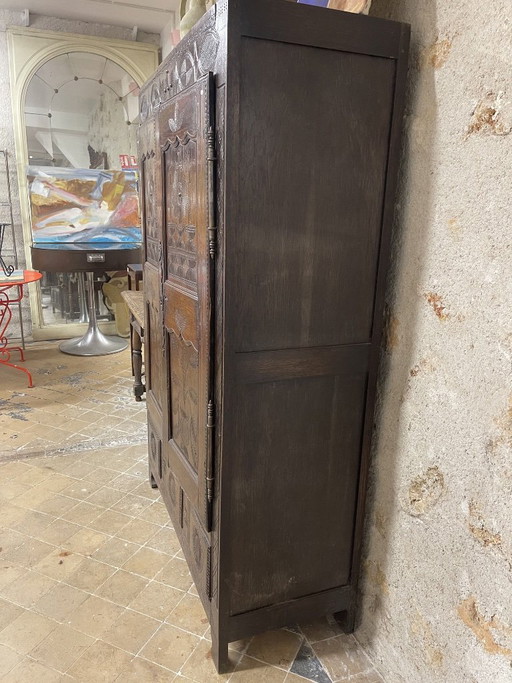 Armadio antico in legno intagliato