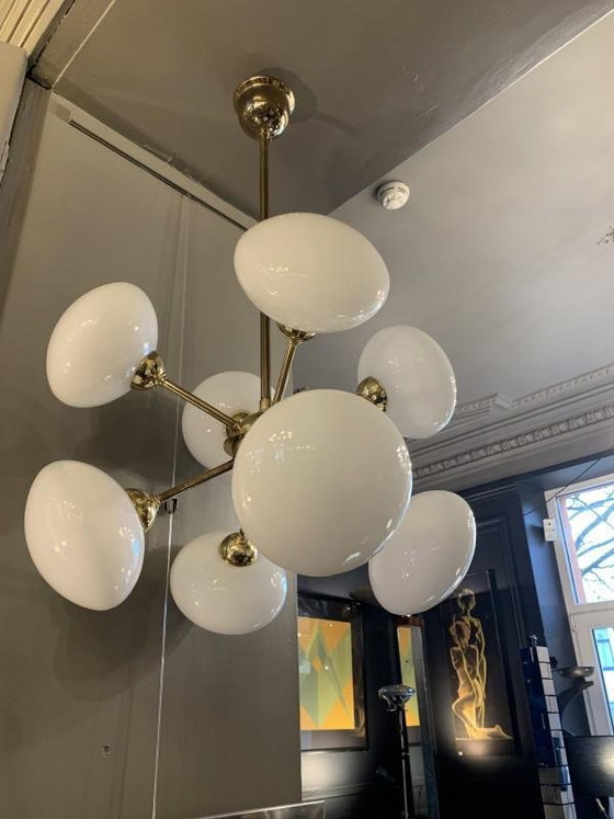Lustre Sputnik en laiton doré avec 8 globes en verre opalin, années 1970 – Brass, Glass, Italian Design (photo 5 of 11)
