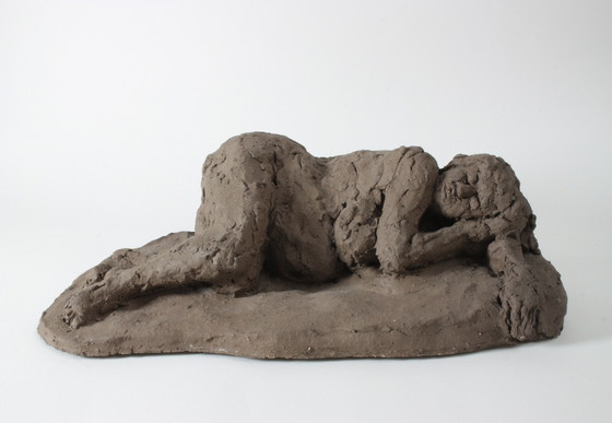 Image 1 of Yolande Ide (1931) - Scultura, Donna nuda sdraiata - 39 cm - Terracotta
