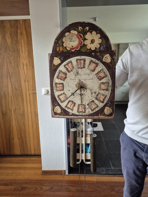 Authentische friesische Stuhluhr – handbemalt, 19. Jahrhundert, mit Gewicht