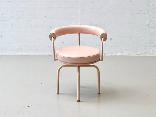 LC7 Cassina Drehsessel in einem zarten Rosa