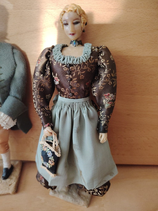 Poupées, statues et figurines anciennes en cire