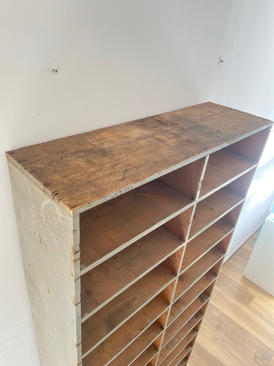 Image 1 of Großer antiker Werkstattschrank mit patinierten Holzfächern, 20. Jahrhundert.