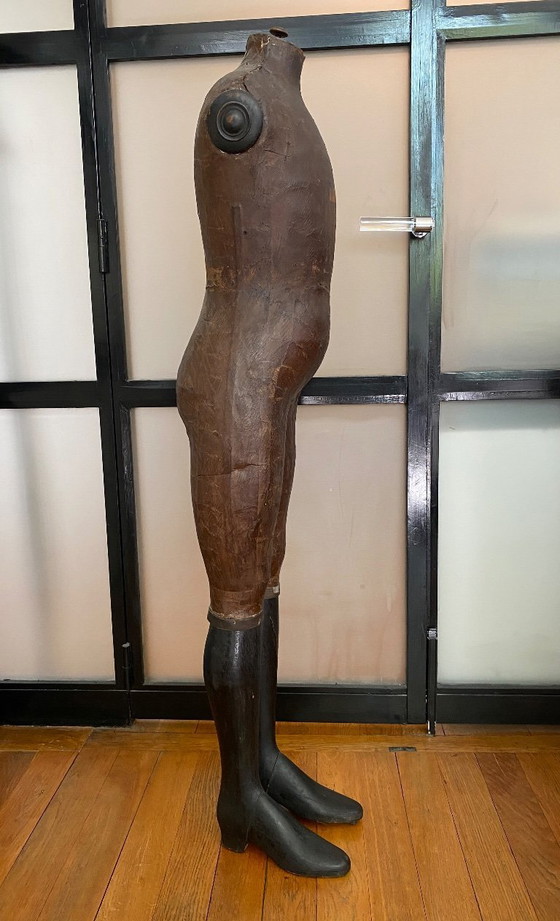 Image 1 of Mannequin d'enfant ancien français, époque Napoléon III, en carton bouilli et bois, XIXe siècle