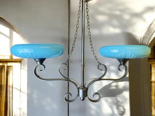 Grote Art Deco kroonluchter met opaalglazen kappen en indirecte verlichting.