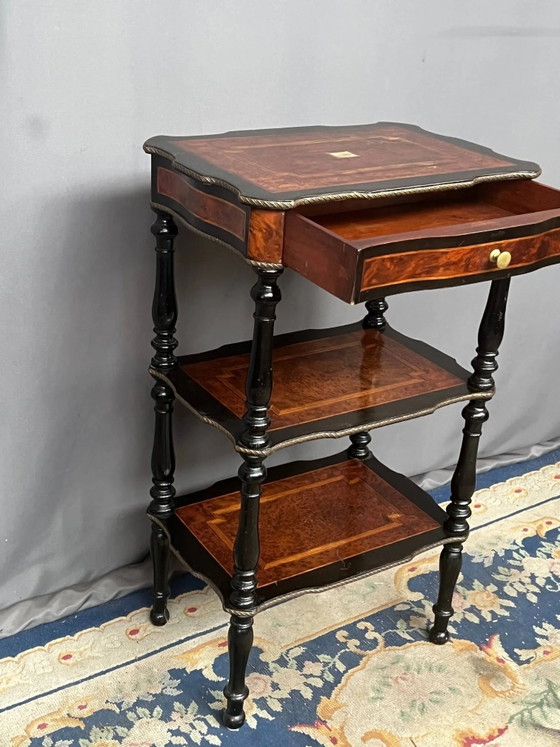 Tavolino con mensola in stile Napoleone III. Fine intarsi in madreperla e decorazioni in bronzo dorato. (photo 5 of 8)
