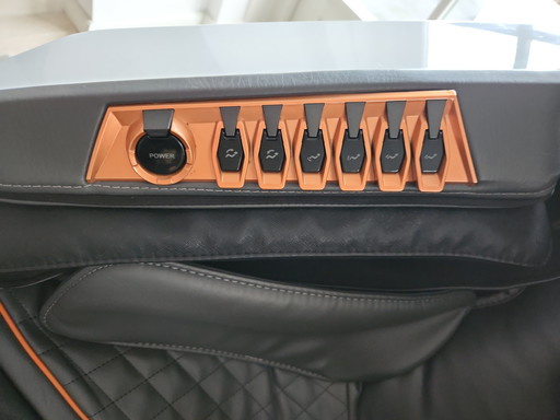 Casada/Komoder titan massage chair with warranty