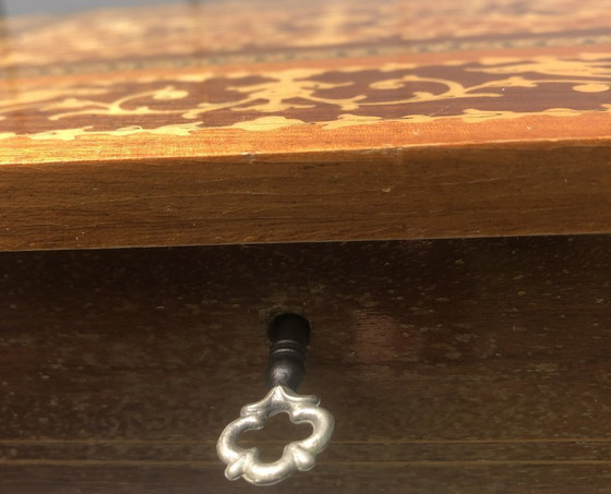 Image 1 of Handwerklich gefertigter Musiktisch mit Intarsien aus Sorrent - 1960er Jahre