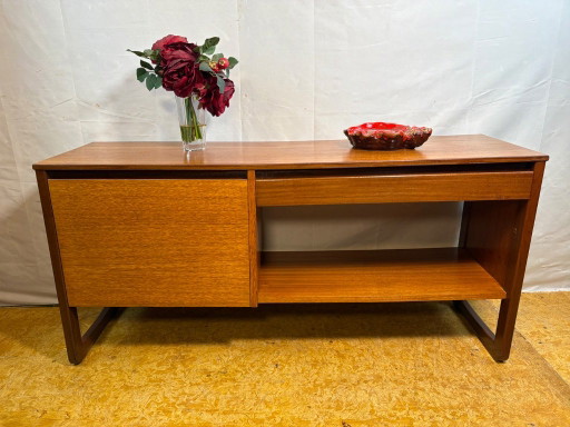 Aparador Vintage G-Plan Teak Media | Años 60 | Mueble Tocadiscos • Almacenamiento Vinilos • Soporte TV Una pieza elegante y muy 