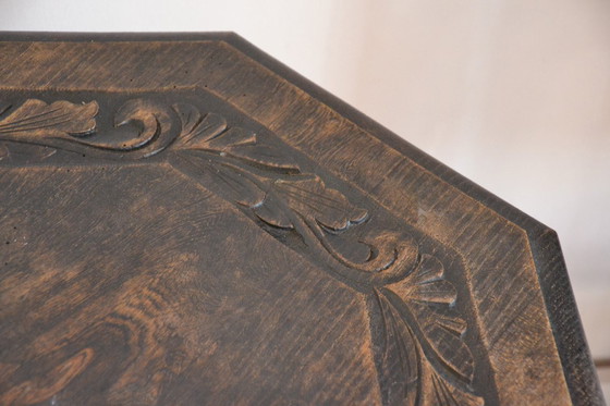 Image 1 of Vieille table d'appoint en chêne avec de magnifiques pieds incurvés et de jolies sculptures sur bois