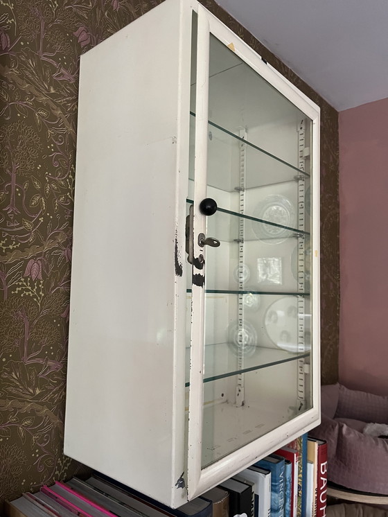 Image 1 of Vintage ziekenhuiskastje hangkastje vitrine