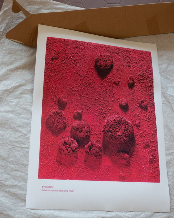 Yves Klein Relief-Éponge Rose (RE 26), 1960 - Poster 50×70 Cm – Affiches, Paper (photo 8 of 13)