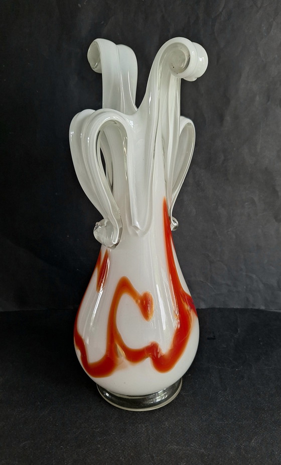 Image 1 of Grand vase en cristal Simais dans une forme d'art libre soufflé à la bouche et formé à la main. Verre de lait aux accents orangé