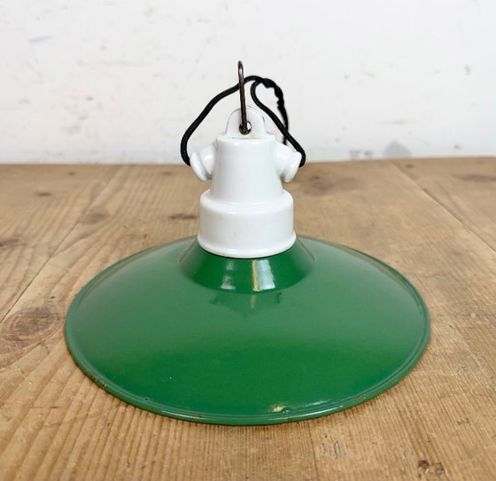 Image 1 of Industriële groene emaille hanglamp, jaren 50