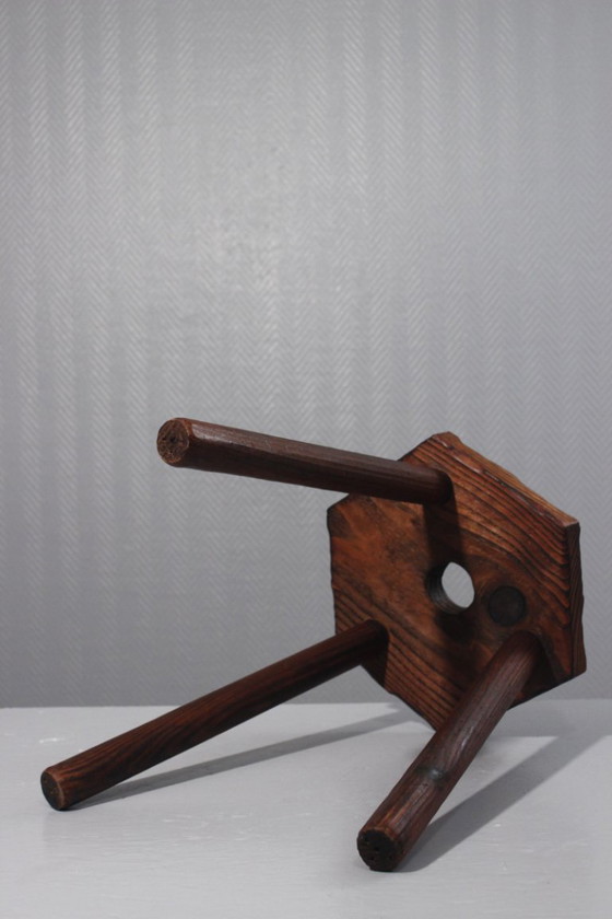Image 1 of Tabouret tripode bois teint vintage design brutaliste populaire France 1950s