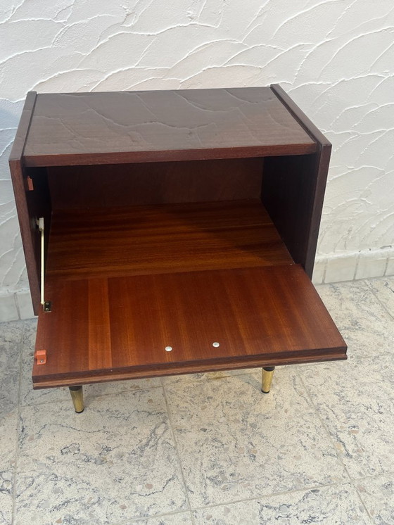 Image 1 of Een paar vintage nachtkastjes uit de jaren 60 met messing spijlenpoten.