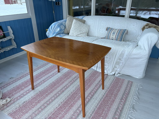 Extendable saloon table