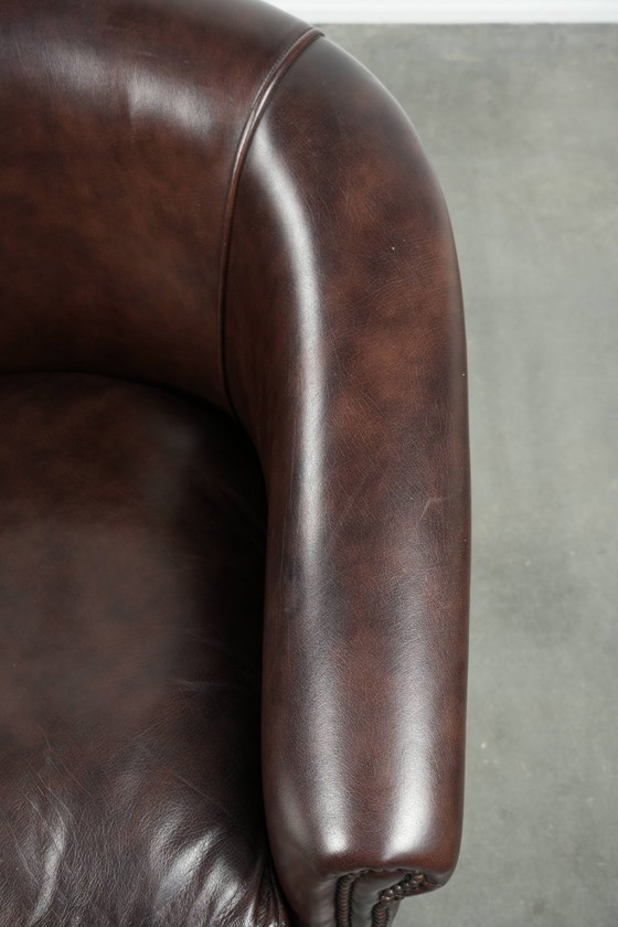 Image 1 of 2 Club-Sessel aus dunkelbraunem Rindsleder in gutem Zustand mit zeitlosem und stilvollem Design im englischen Stil.