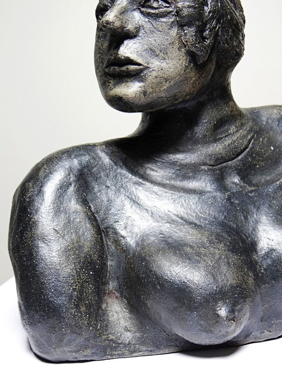 Image 1 of Keramikbüste einer Frau aus dem 20. Jahrhundert, ein nicht identifiziertes Kunstwerk.