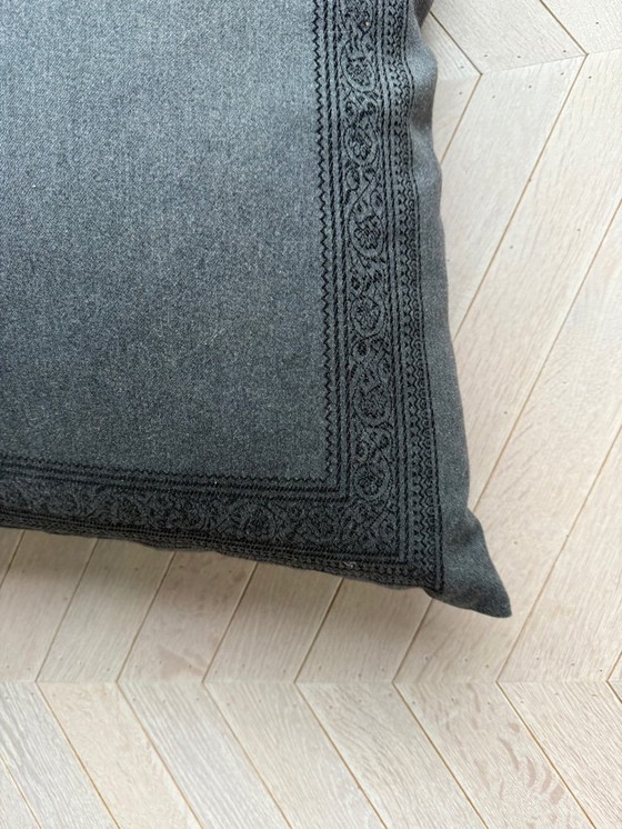 Image 1 of Großes graues Bodenkissen mit schwarzem Paisley-Rand