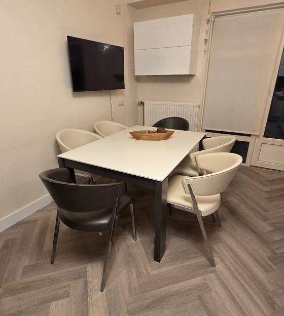 Image 1 of Set da pranzo di Hulsta Now. Tavolo da pranzo E20 e sedie da pranzo S500 di Hulsta Now.