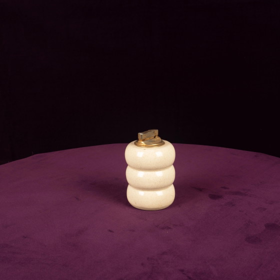 Briquet de table Tommaso Barbi en céramique mouchetée crème et laiton 1970 – Objets déco, Ceramic, Brass (photo 3 of 15)